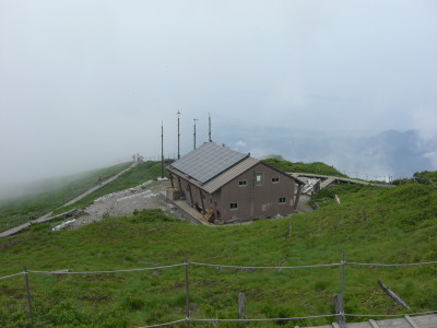 大山頂上の避難小屋