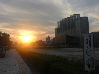 夕日に染まる境港駅