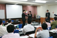 松久彩香さんと企業軍師のがっちり握手 ちょっぴりテレ気味の企業軍師 奥さんに怒られないかなぁ〜