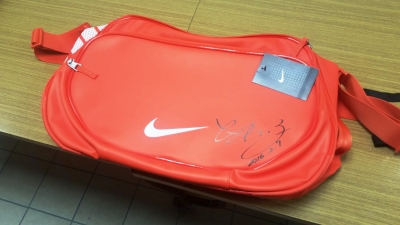 サイン入りスポーツバッグ!