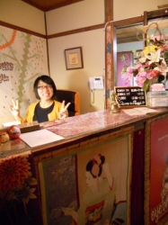 スタッフゆうちゃん、フロントでお仕事の図