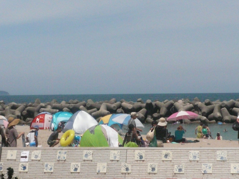 皆生温泉海水浴場 連日多くのお客様で賑わっています 夜は花火も上がっています 皆生温泉 皆生菊乃家の新 若女将見習いお宿日記