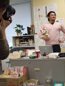 取材を受ける駄菓子屋