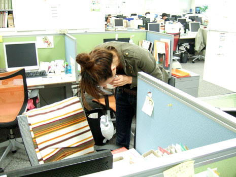 まわりに誰もいないか確認して、構える