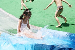 水のすべり台