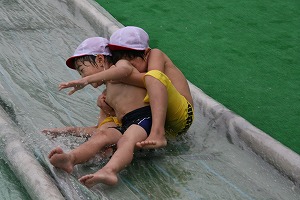 水のすべり台