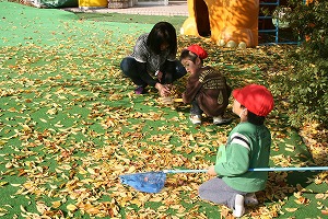 紅葉と子ども達