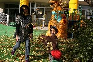 紅葉と子ども達