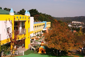 紅葉と子ども達