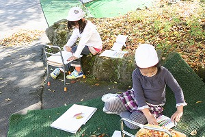 紅葉と子ども達