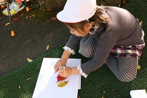 紅葉と子ども達