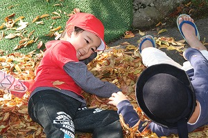 紅葉と子ども達