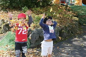 紅葉と子ども達