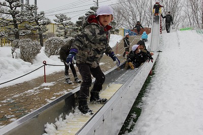 雪の日の滑り台