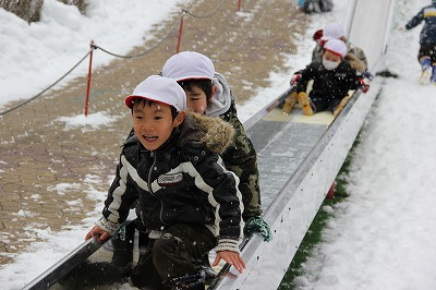 雪の日の滑り台