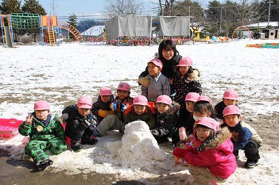 雪でぺんぎん作り