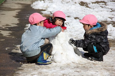 雪でぺんぎん作り
