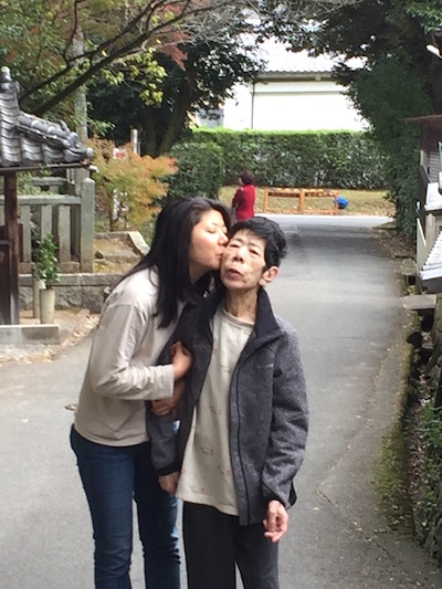 母