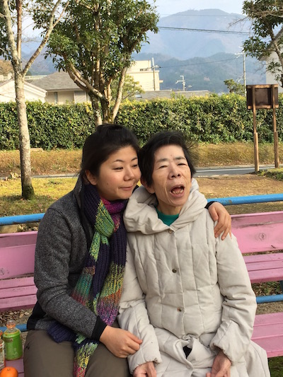 母