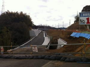 県道510号の現道(右)と、新道(左)
