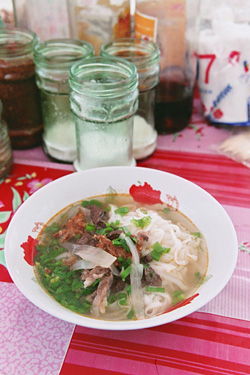 屋台の麺。