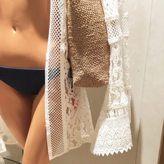 袖もフレアスリーブになっており、腕まわりのアクセサリーも楽しめます。
