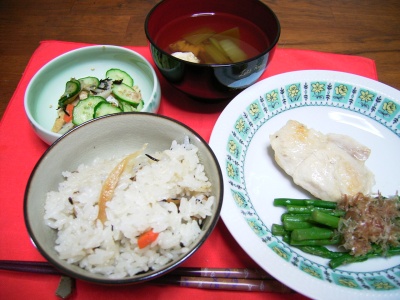 R0027008昼食チキンソテーアスパラ添え、深川飯、チンゲン菜とキノコのお吸い物、きゅうり胡麻和え_400.jpg