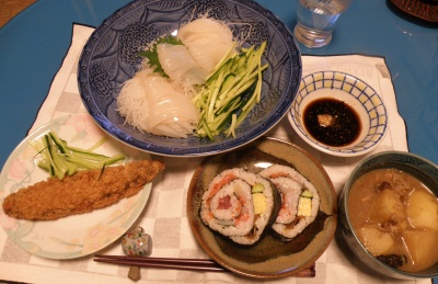 P7130081イカの刺身、ホッケのフライ、肉じゃが、海鮮海苔巻き_400.jpg