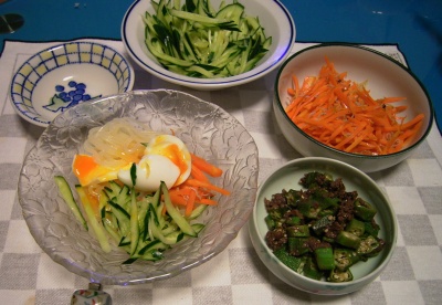 R0027742卵のせ冷麺、オクラビーフ炒め、ニンジンきんぴら、キュウリサラダ_400.jpg