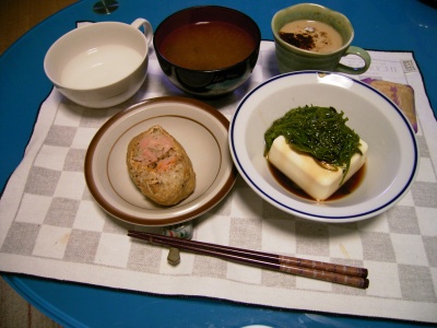 R0027998メカブ奴、いなり寿司、ワカメの味噌汁_400.jpg