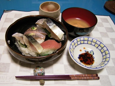 R0028808鯖寿司、にぎり寿司、お味噌汁_400.jpg