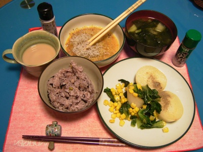R0029204大根ステーキ、コーンと青梗菜添え、卵納豆ジャコまぶし、五穀米ご飯、豆腐と若布の味噌汁_400.jpg