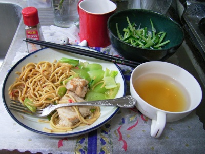 R0029575夜-チキンと青梗菜パスタ、スープ、キュウリサラダ_400.jpg