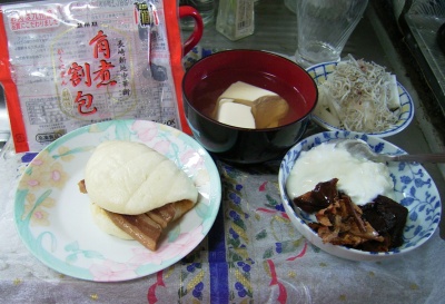 R0029595昼-角煮まん、干し柿、ヨーグルト、湯豆腐、大根とジャコのサラダ_400.jpg