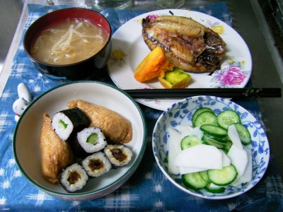 R0029597夜-巻き寿司、アジの干物、カボチャ煮、キュウリと蕪の酢の物、もやしの味噌汁_400.jpg