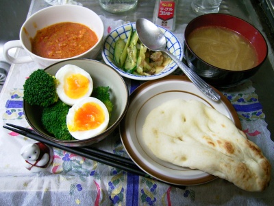 R0029605夜-キーマカレーとナン、ブロッコリーとゆで卵の温サラダ、エスニック風味スープ、キュウリとセロリの和え物_400.jpg