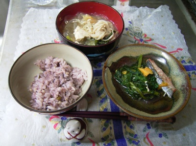 R0029630夜-寄せ鍋変身、鮭と春菊、五穀米ご飯_400.jpg