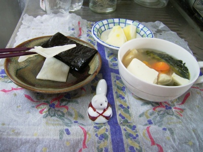 R0029639昼-スライス餅と海苔、豆腐と野菜のスープ、リンゴ_400.jpg