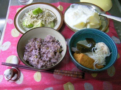 R0029643夜-おでん、ブロッコリーとジャコのサラダ、五穀米ご飯、りんごヨーグルト_400.jpg