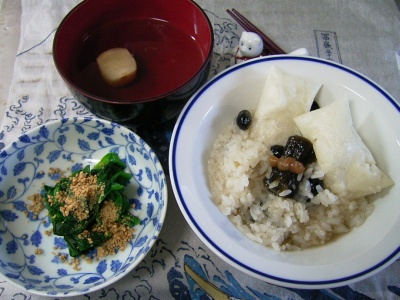 R0029748昼-黒豆かゆ、ほうれん草の胡麻よごし、お麩のおすまし_400.jpg