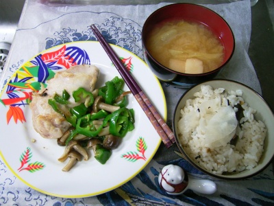 R0029749夜-チキンソテー、大根飯、白菜と麩のお味噌汁_400.jpg