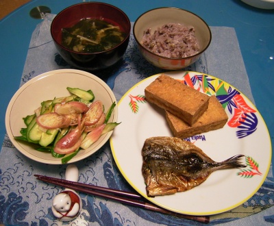 R0029788夜-鰺のみりん干し、厚揚げ焼き、若布の味噌汁、五穀米ご飯、キュウリと茗荷のサラダ_400.jpg