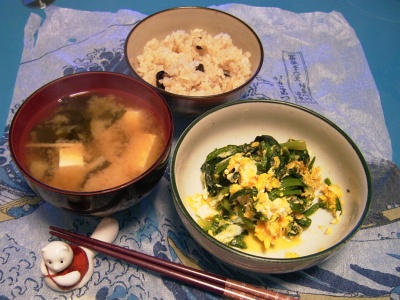 R0029792夜-黒豆ご飯、豆腐の味噌汁、ほうれん草の卵とじ_400.jpg
