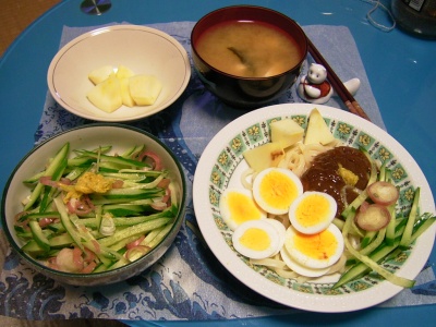 R0029804夜-じゃじゃ麺、菊花とキュウリと茗荷サラダ、豆腐味噌汁、リンゴ_400.jpg