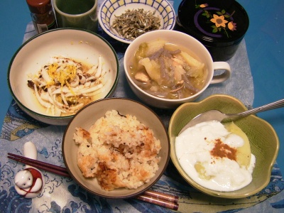 R0029821大根飯、菊と蕪の酢の物、コンニャクと鶏のスープ、ジャコ、錦松梅、マッシュポテトのヨーグルト和え_400.jpg