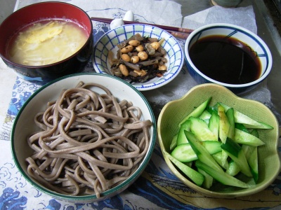 R0029874夜-噛む蕎麦、キュウリ、豆とヒジキの煮物、卵とエノキスープ_400.jpg