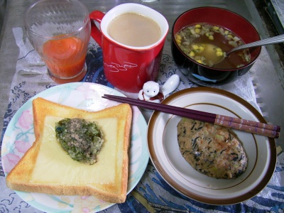 R0029891昼-豆腐ヒジキバーグ、ピリ辛コンソメ、チーズ刻み野菜のっけトースト、野菜ジュース、カフェオレ_400.jpg