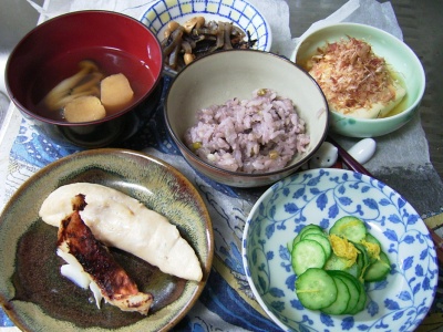 R0029907夜-味噌漬け魚と鶏のささみ焼き、キュウリとほし菊の酢の物、湯豆腐、お吸い物、五穀舞ご飯_400.jpg