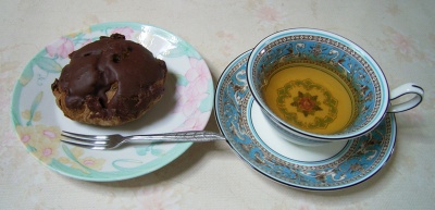 R0029925おやつ-チョコシューとジャスミンティ_400.jpg