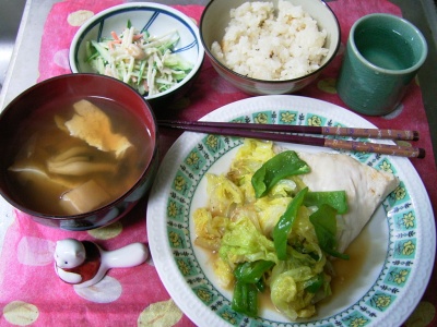 R0029926夜-鶏と白菜ソテー、シメジスープ、ゴボウと大豆のサラダ、大根飯、立山_400.jpg